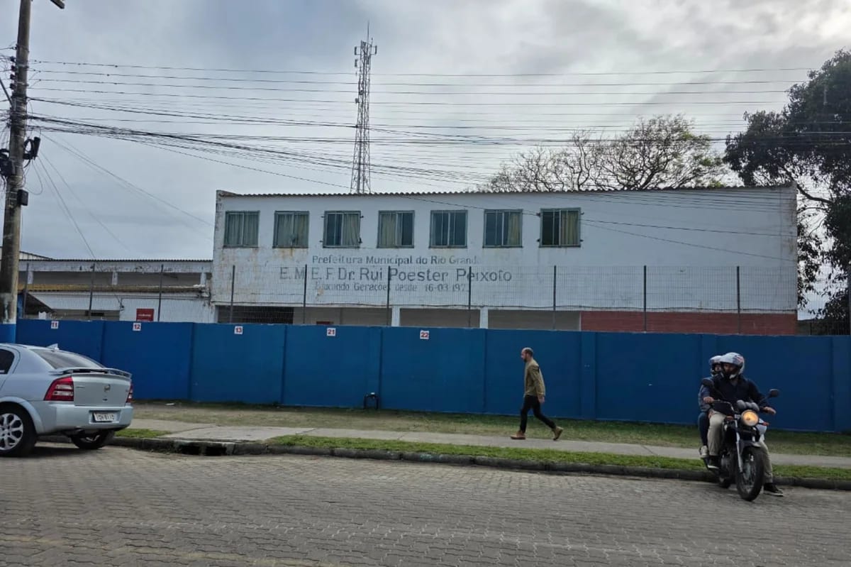 Mesária é substituída por usar roupa com número de candidato em escola de Rio Grande