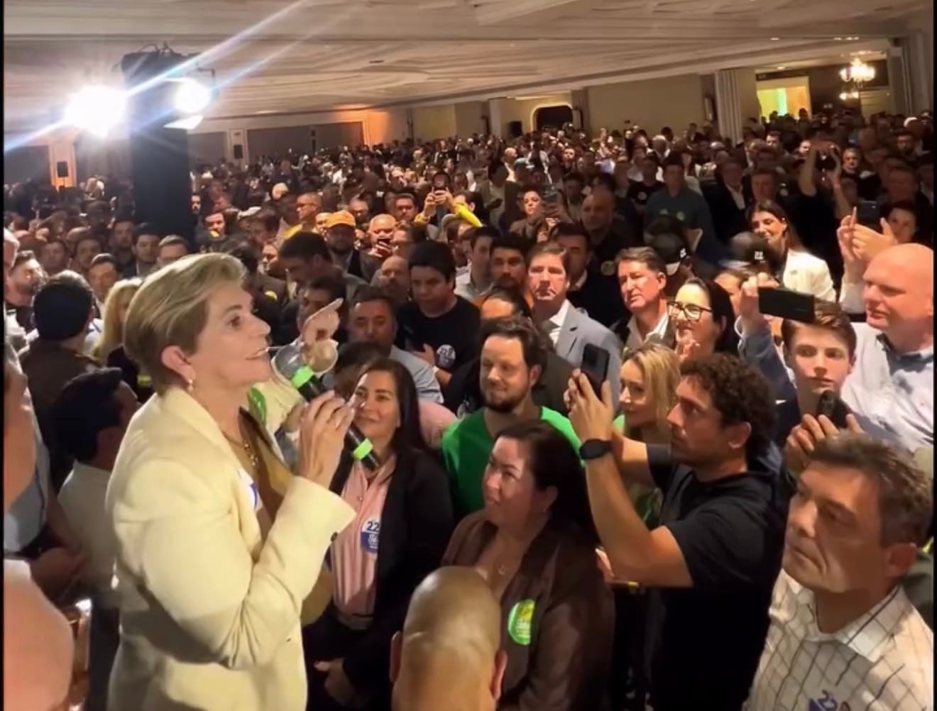 “Mulher na política precisa ser forte”: Elizabeth Schmidt é aplaudida em evento com Sergio Moro