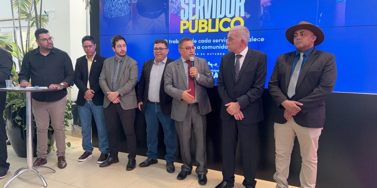 Câmara homenageia servidores e destaca valorização profissional
