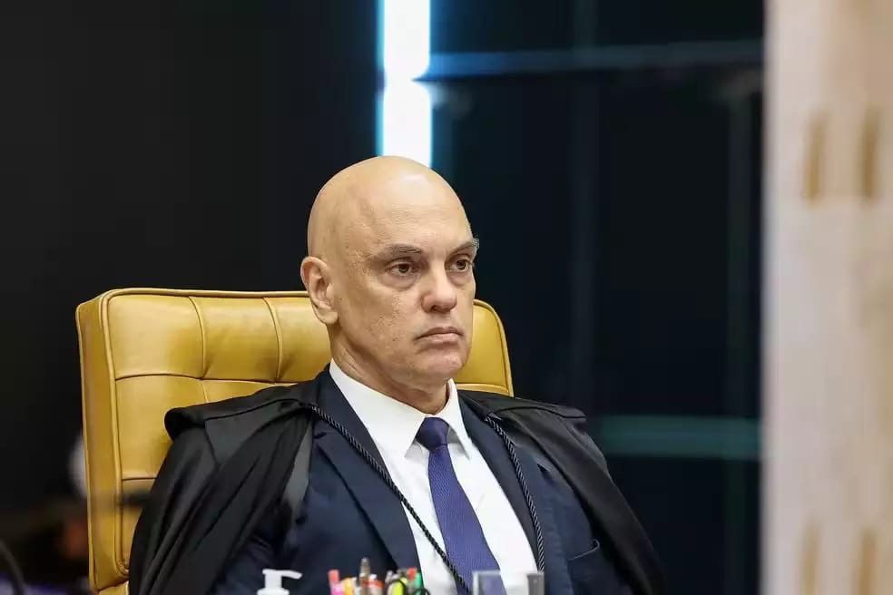 Alexandre de Moraes manda PGR se manifestar sobre pedido de Bolsonaro para liberar visitas de Flávio Bolsonaro