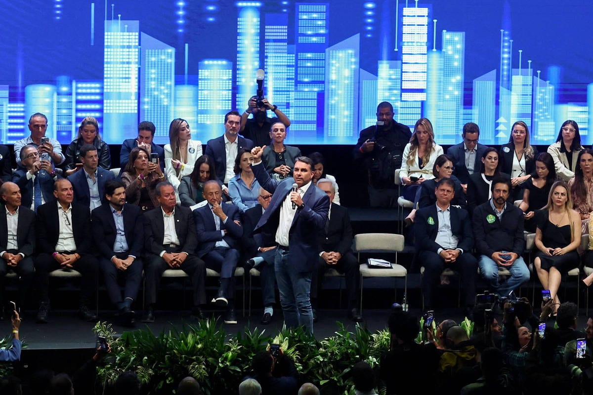 Tarcísio tinha expectativa de ser candidato a presidente, diz Flávio Bolsonaro