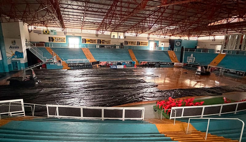 Goteiras no Jairão cancelam jogos; quadra coberta com lona