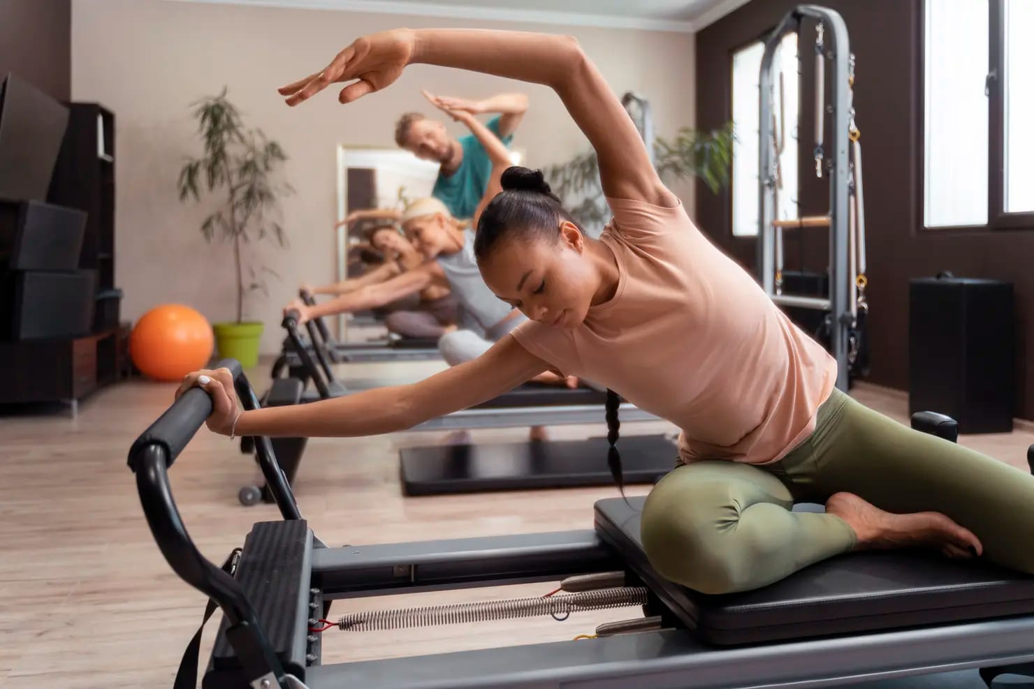 Pilates vira febre entre jovens no Brasil com aulas coletivas e crescimento de 141% em dois anos