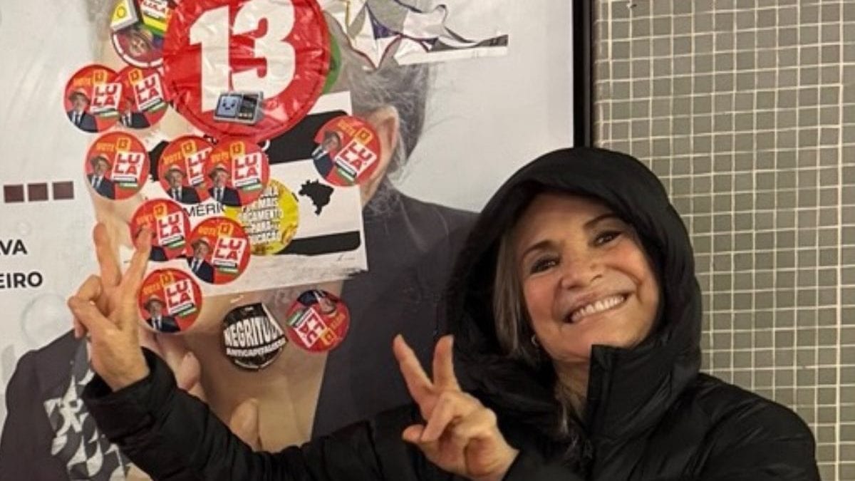Regina Duarte se manifesta pela 1ª vez nas eleições de 2026 após encontrar cartaz com adesivos do PT