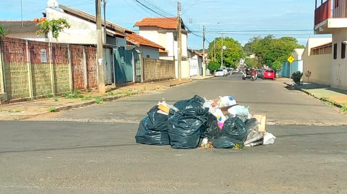 Apenas 6 dos 11 caminhões de lixo operam em Assis