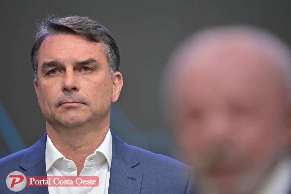 Flávio Bolsonaro foi embora para os EUA. Avião em voo