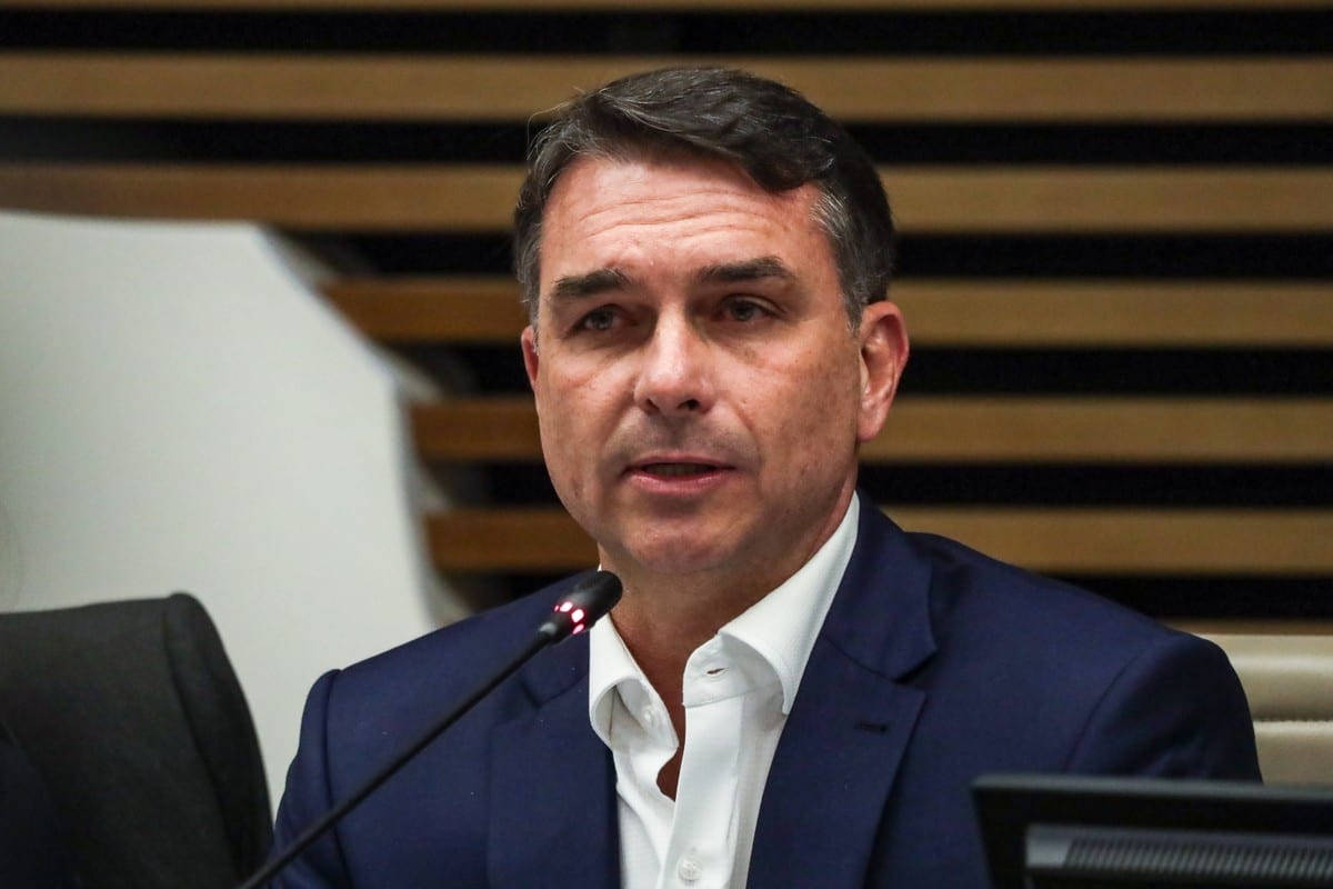Propaganda na TV de Flávio Bolsonaro fica sem som; Candidato reclama nas redes sociais