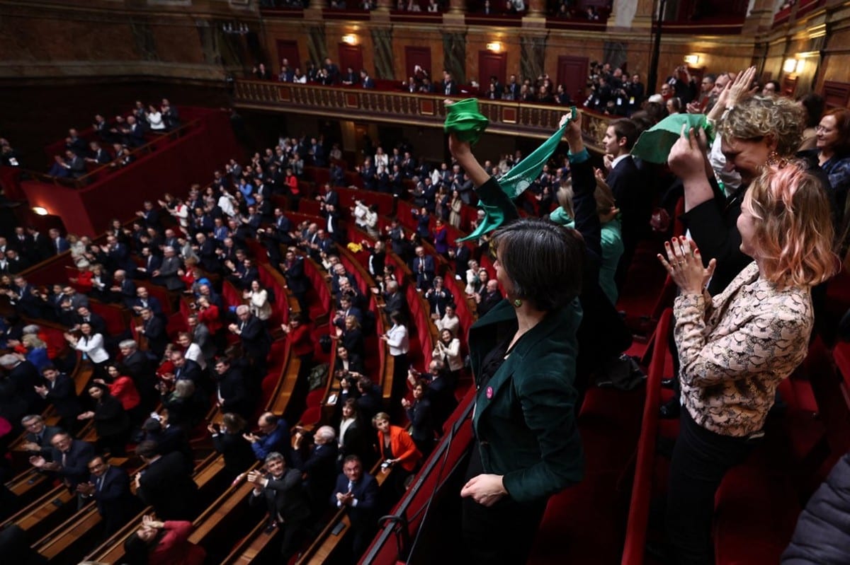 Parlamento francês revoga por unanimidade textos que regulavam a escravidão colonial