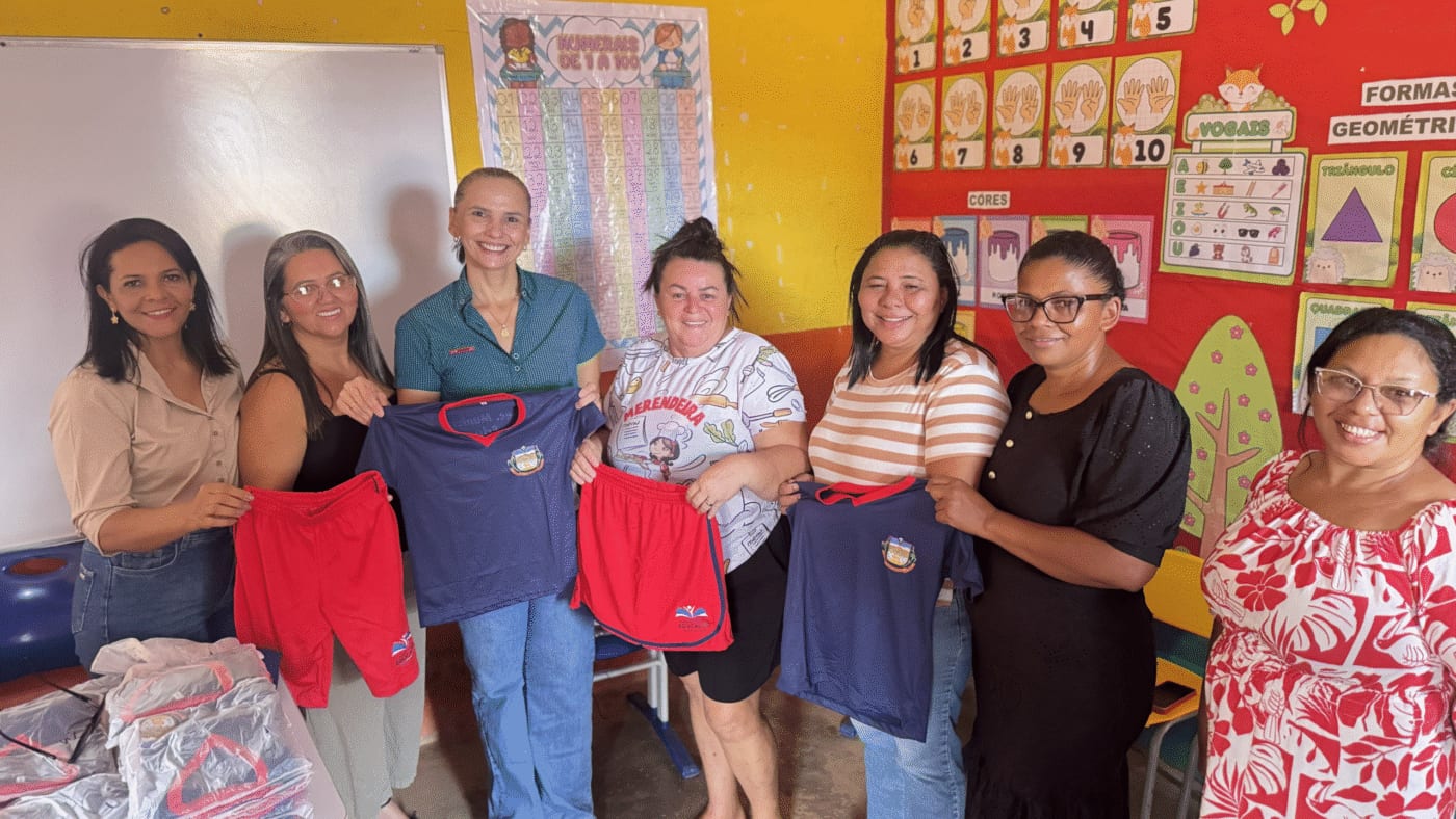 Prefeitura de Novo Acordo entrega novos uniformes a estudantes do Assentamento Primogênito