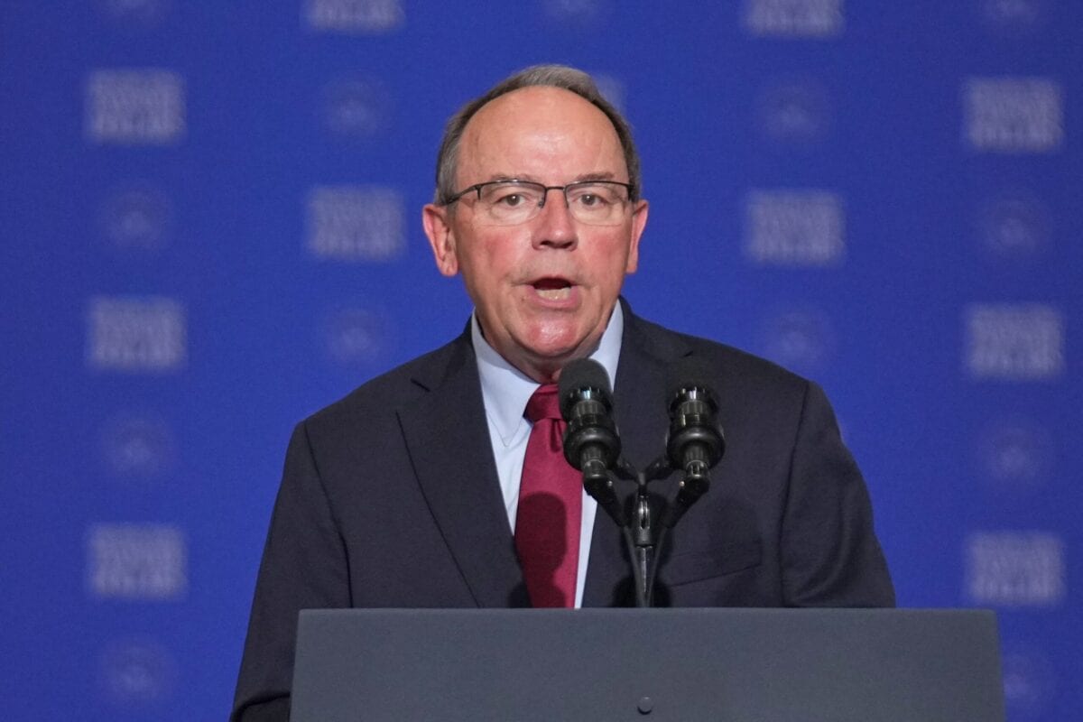 Deputado Tom Tiffany nada após avião afundar em lago de Wisconsin