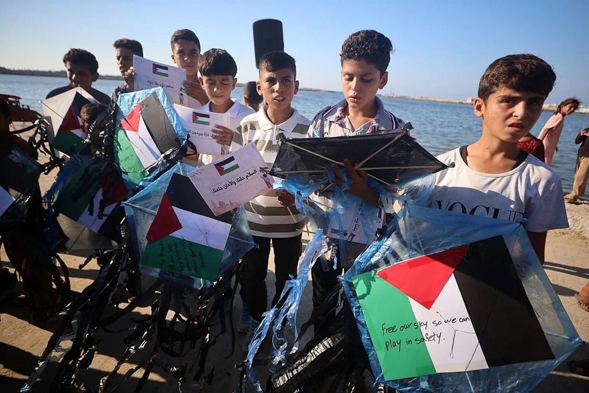 Israel proíbe crianças palestinas de soltar pipas e balões em Gaza