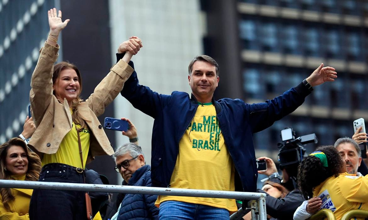 Flávio Bolsonaro propõe reduzir ministérios e baixar maioridade penal para 14 anos