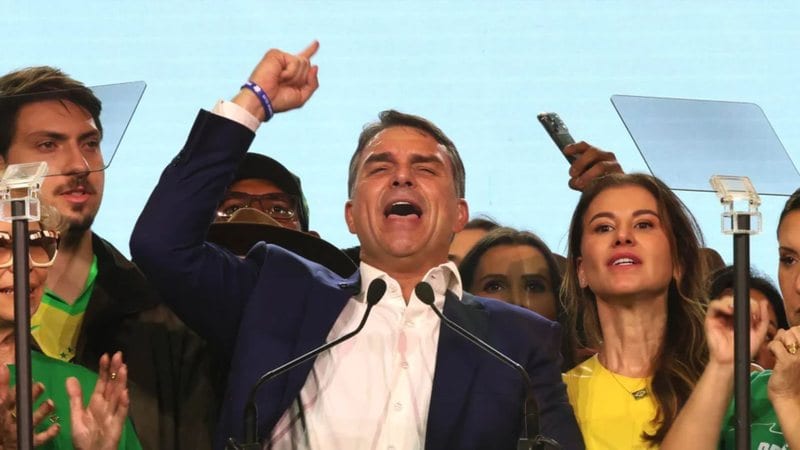 Flávio Bolsonaro chega ao Recife nesta quarta (16) para caminhada e comício