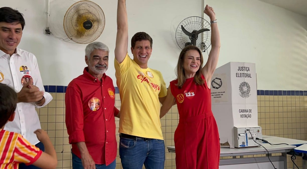 João Campos vota no Recife ao lado de Humberto Costa e Marília Arraes