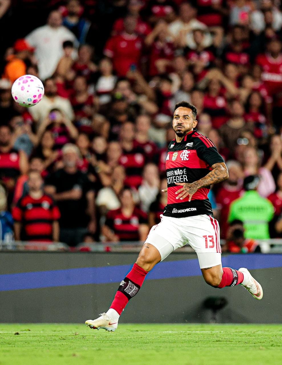 Danilo é levado a hospital após colisão de jogo entre Flamengo e Fluminense