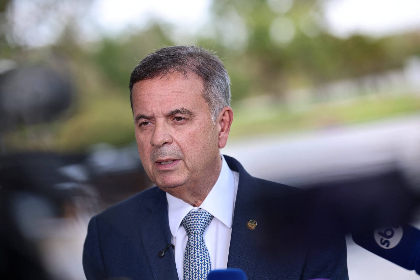 Coordenador da campanha de Flávio Bolsonaro passa mal e é levado ao hospital
