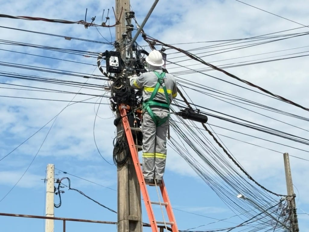 Operação Cidade Limpa: Prefeitura, Energisa e empresas de telecomunicações retiram cabos excedentes na Região dos Vilas