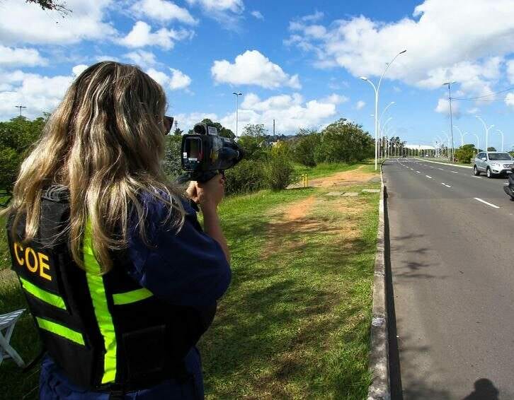 Motocicleta é flagrada trafegando a quase 140 quilômetros por hora na avenida Ipiranga, em Porto Alegre