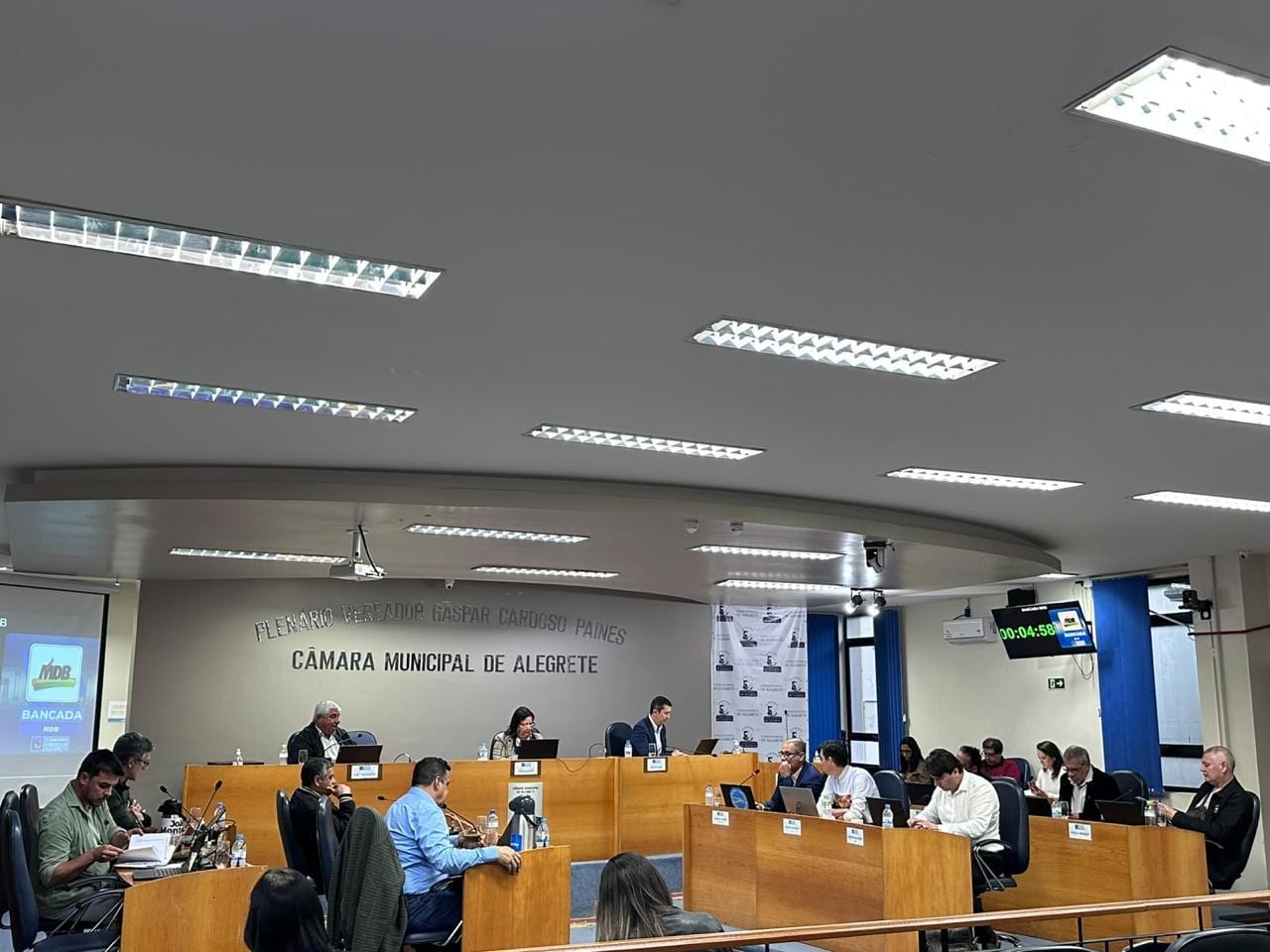 Câmara discute projeto que proíbe concreto e asfalto no entorno de árvores em Alegrete