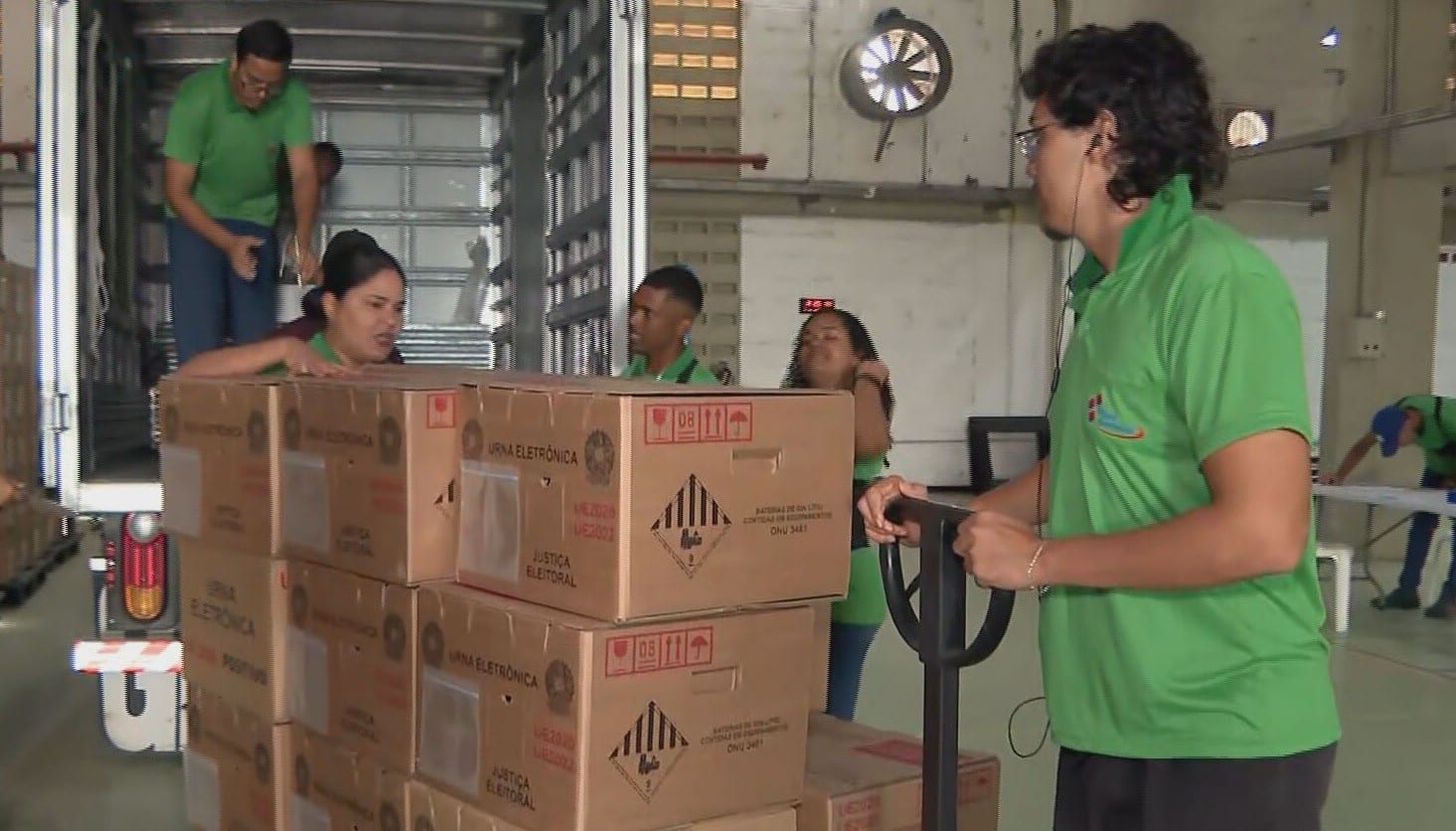 TRE-PE inicia distribuição de 23.979 urnas para o 1º turno, domingo (4)
