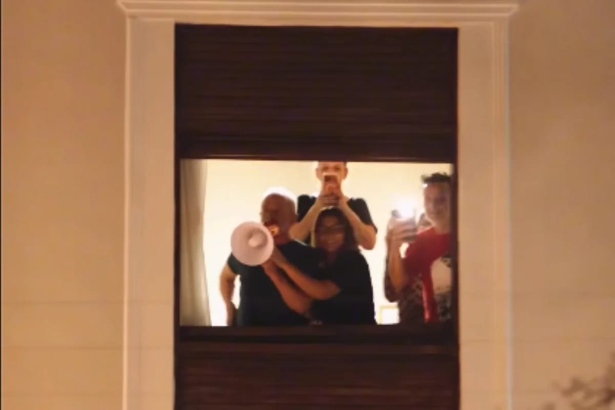 Vizinhos de Lula em SP fazem serenata e presidente discursa da janela