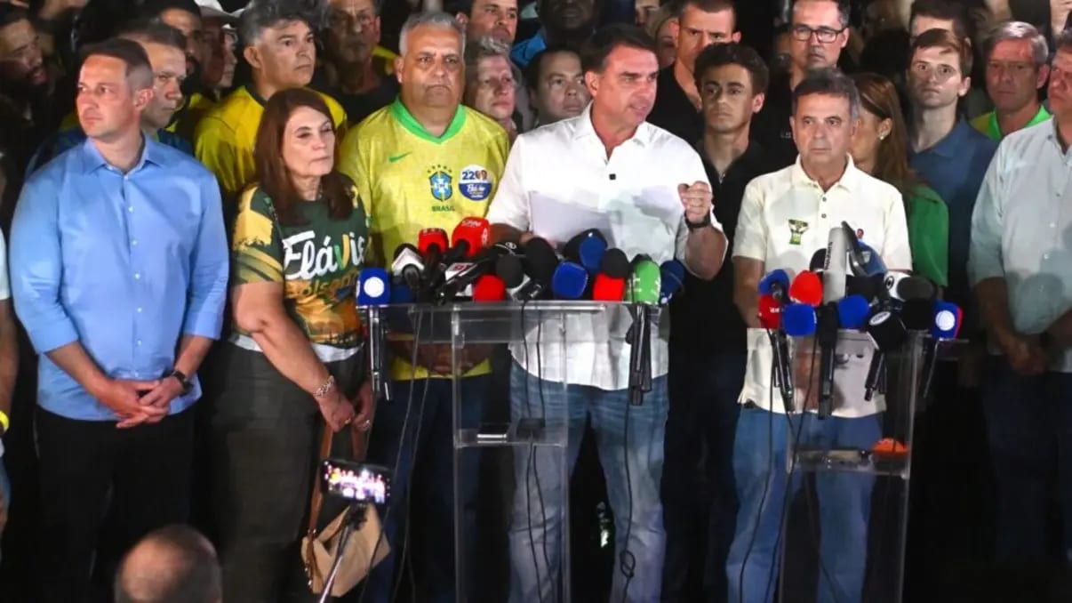 Flávio Bolsonaro chega aos EUA em ação de Marco Rubio