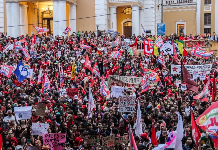 “Bolsonaro Nunca Mais”: Ato leva milhares às ruas de Florianópolis