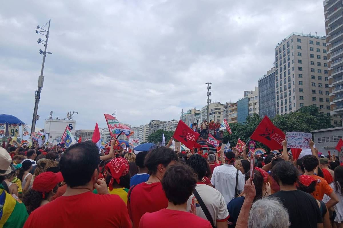 Rio tem ato de apoiadores de Lula em Copacabana durante feriado nacional