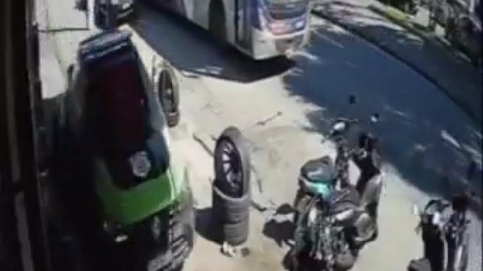 Homem de 38 anos é preso após furtar carro municipal e bater em três veículos em São Vicente