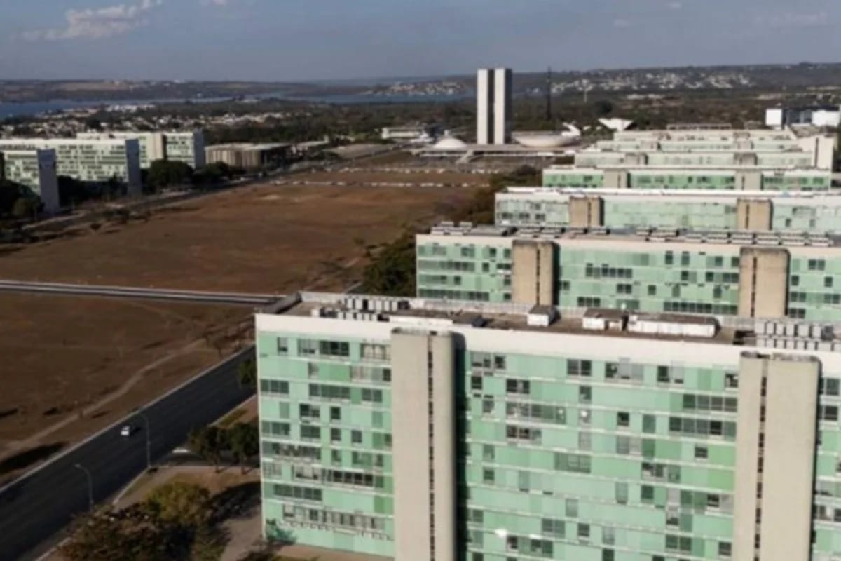 Governo federal prevê superávit efetivo de até R$ 20 bilhões em 2027