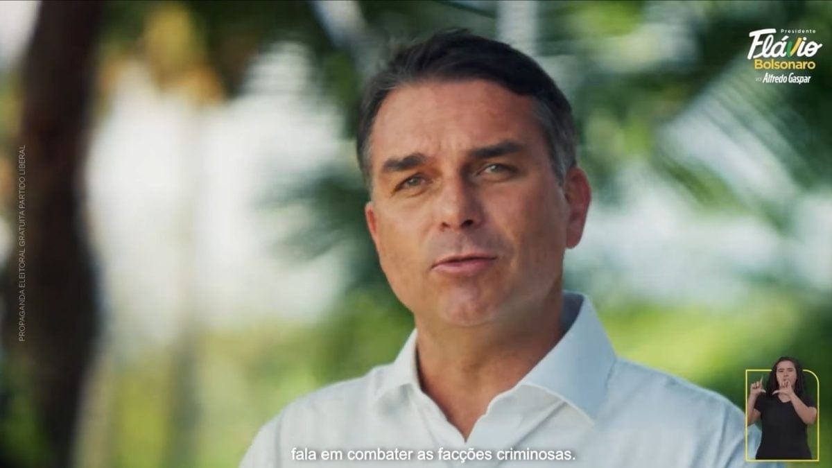 Flávio Bolsonaro promete cortar impostos e enfrentar crime organizado