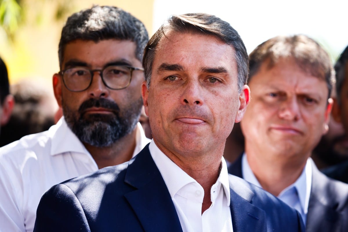 Flávio Bolsonaro chega aos EUA depois de fugir do Brasil um dia após derrota nas eleições