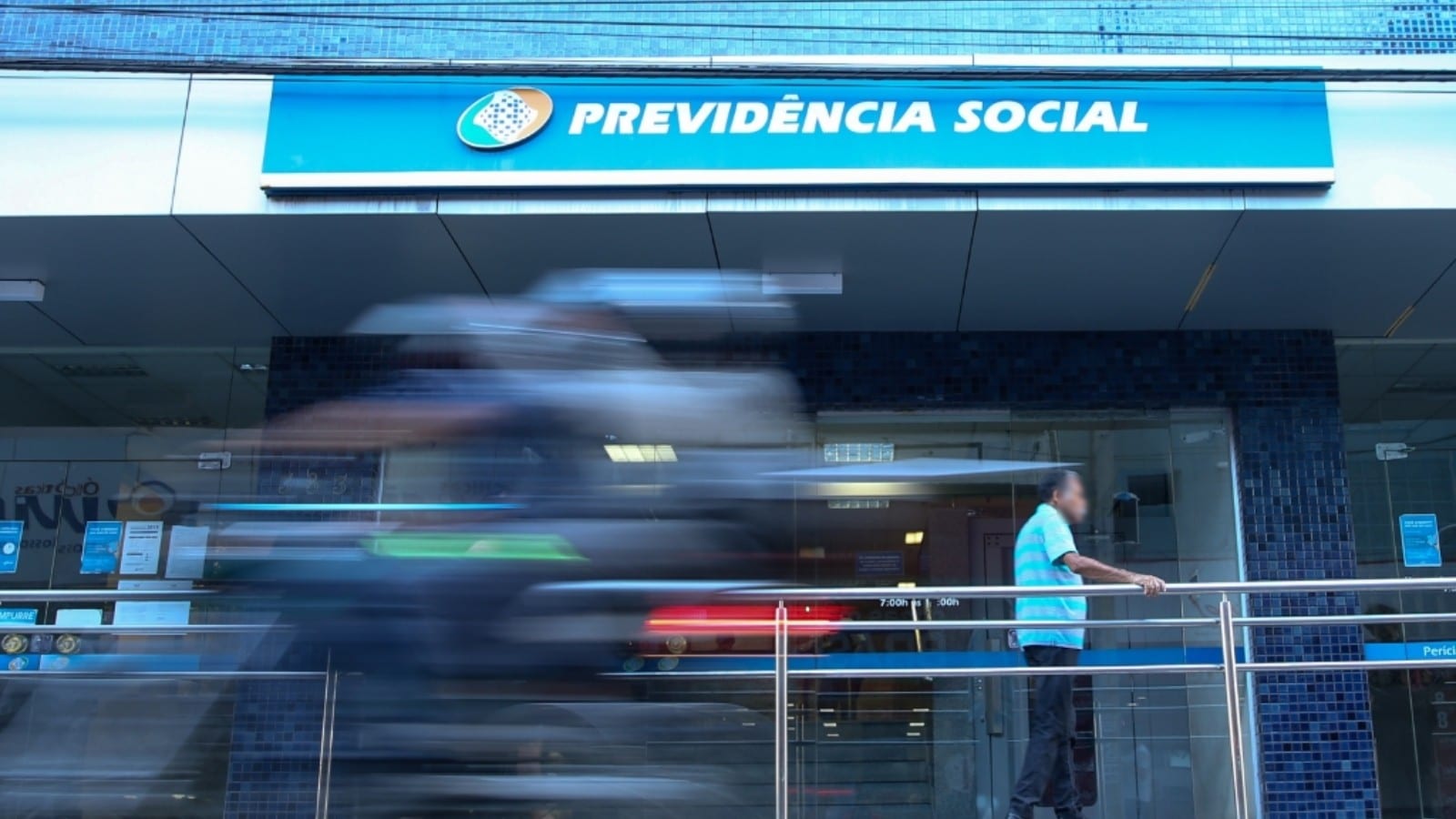 Fila do INSS cai, mas pedidos ainda levam até 8 meses por resposta