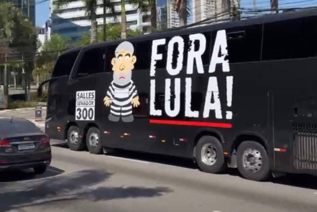 Haddad pede que Justiça impeça ônibus de Salles com adesivo 'Fora Lula'