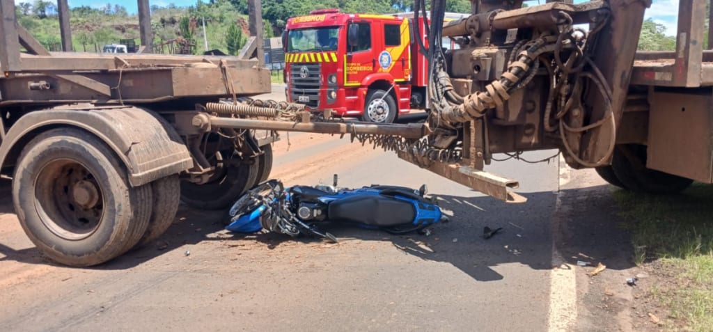 Acidente entre motocicleta e caminhão deixa ferido na PR-180