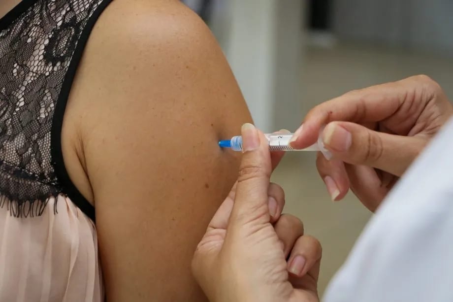 Carlos Barbosa realiza vacinação contra a dengue para adolescentes