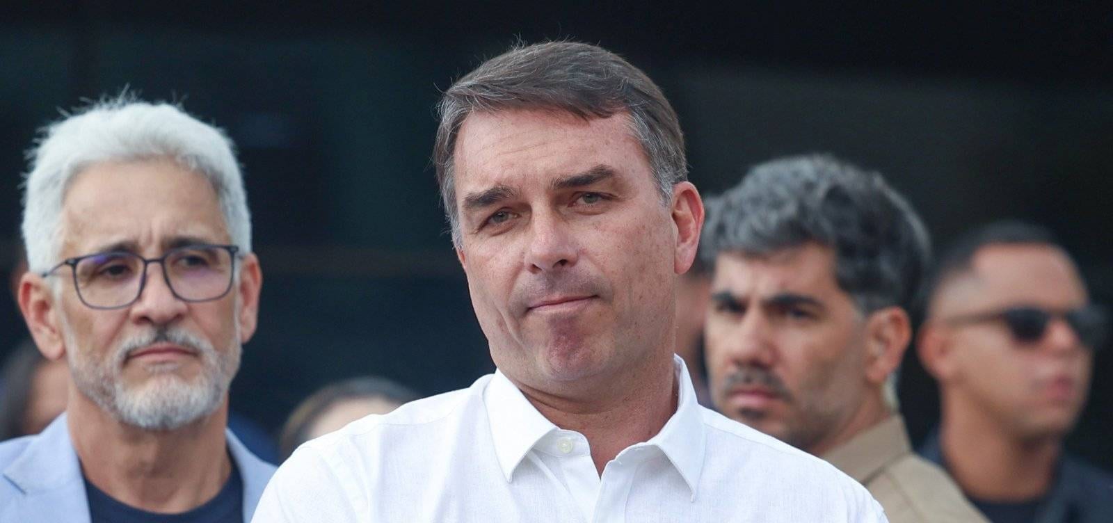 Flávio Bolsonaro pede mais duas horas de votação no Sul e Sudeste