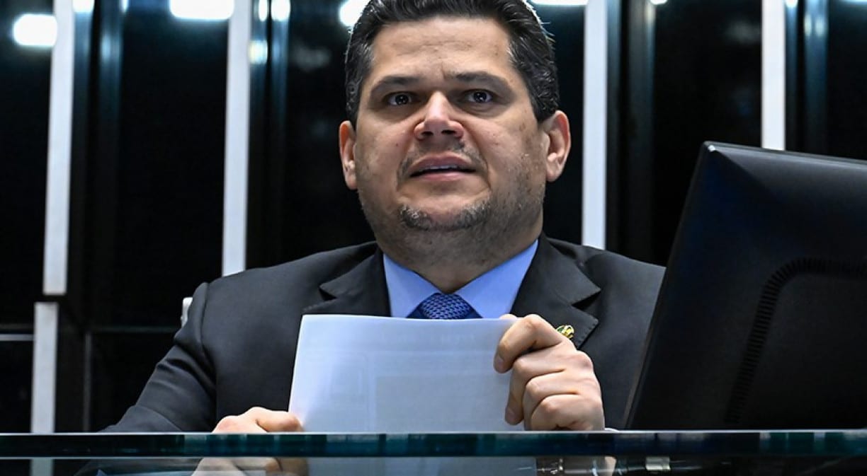 Davi Alcolumbre marca votação da PEC do fim da escala 6x1 para quarta-feira, 14