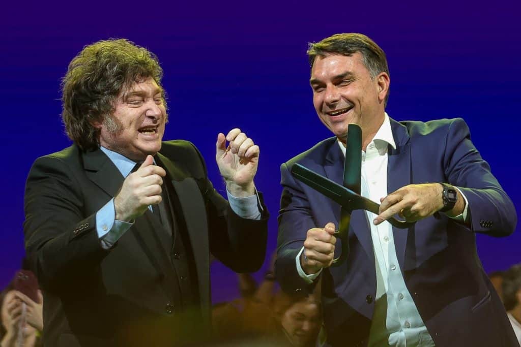 “Milei foi peça fundamental na fuga de Flávio Bolsonaro”, diz influenciador trumpista