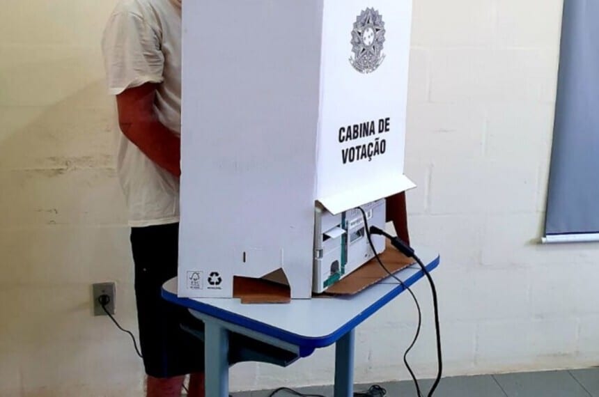 TSE suspende proibição: presos provisórios votarão em 2026