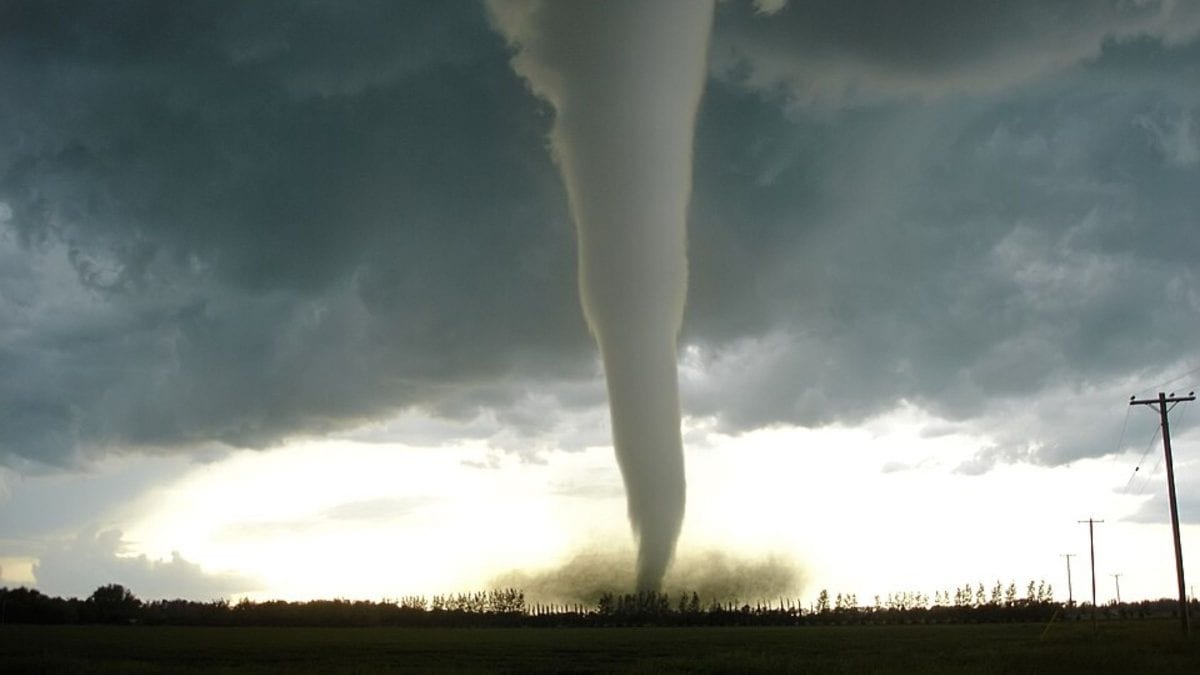 Super El Niño deve intensificar o risco de tornados no Brasil; governo divulga guia com orientações que podem salvar vid