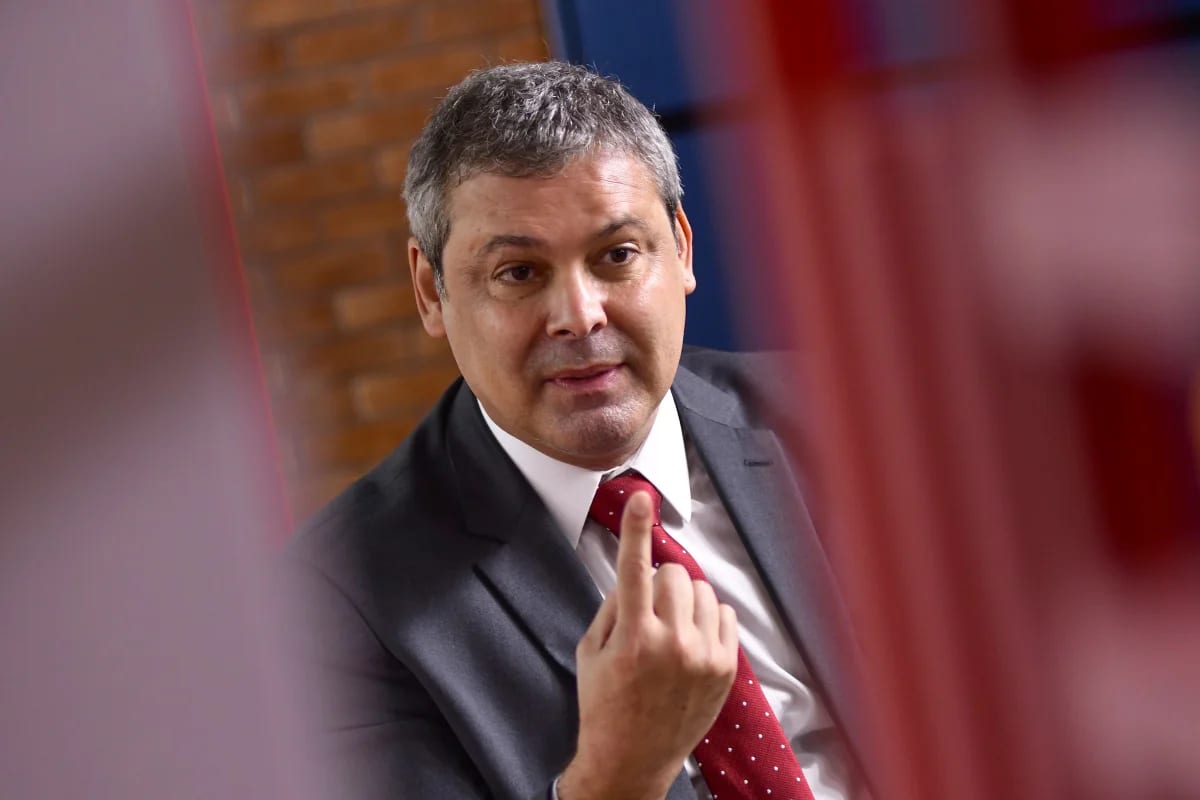 Dino intima Lindbergh a explicar R$ 1,7 milhão em emendas ao MST do Paraná