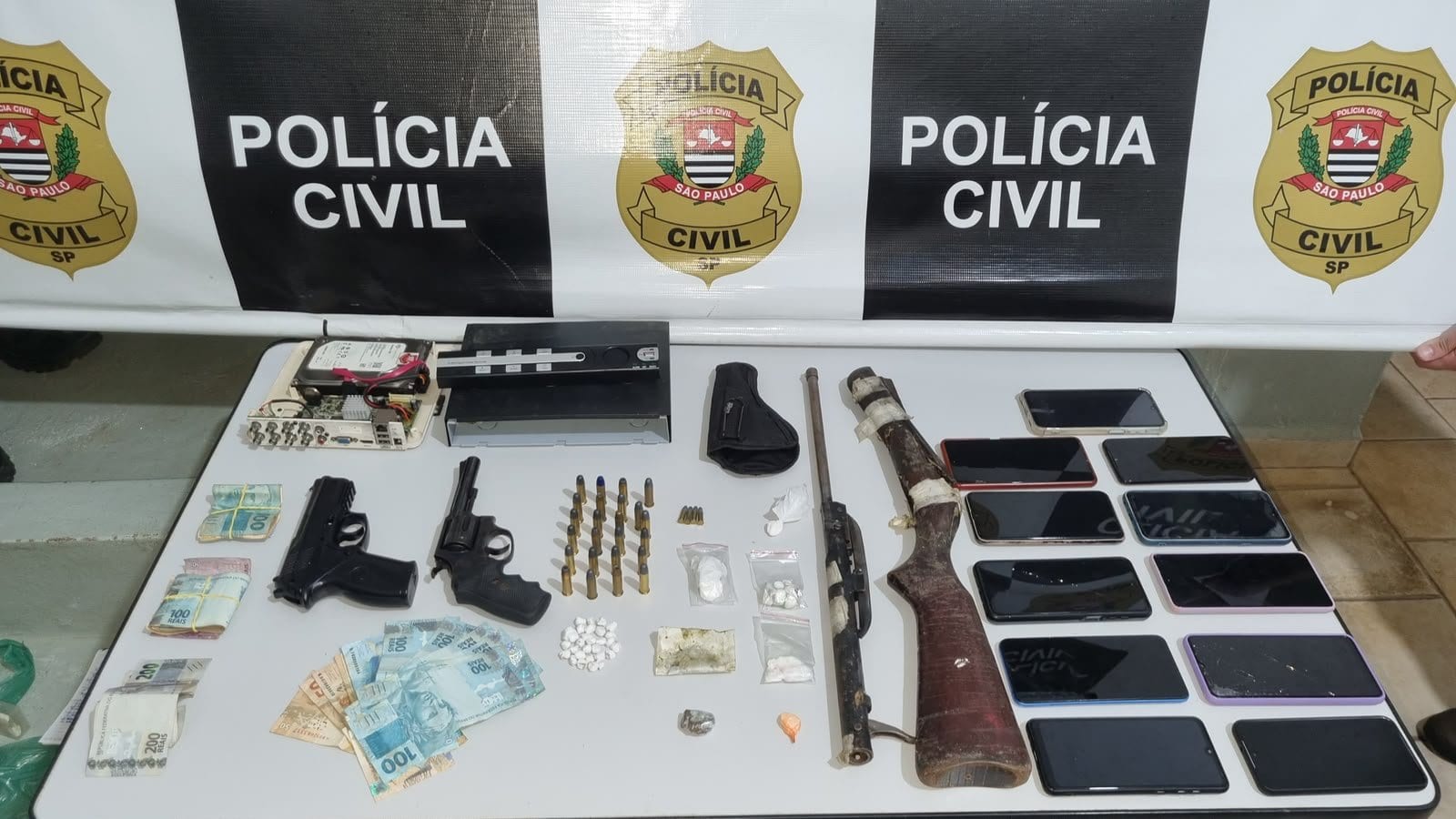 BAEP apreende revólver, munições, drogas e 11 celulares durante operação em Penápolis
