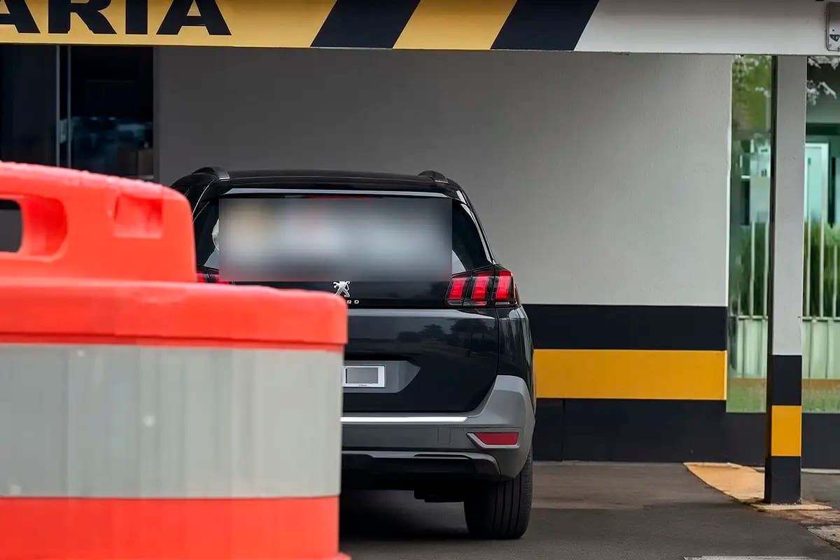 Carro com adesivo de candidato é visto em posto da Polícia Rodoviária