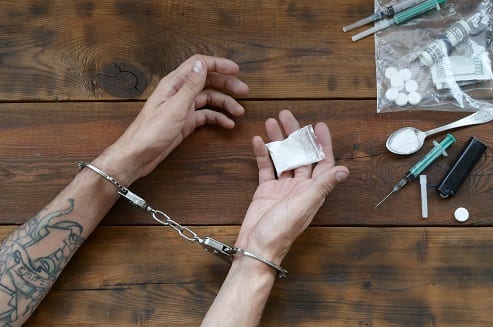 STJ envia à 3ª Seção discussão sobre preso que encomenda droga responder por tráfico