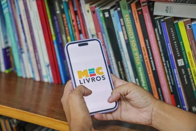 MEC Livros leva biblioteca digital com mais de 26 mil obras gratuitas à Feira do Livro de Porto Alegre