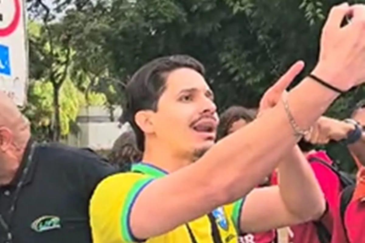 Wilker Leão leva "dedada" e chuta aluno durante comício na UnB