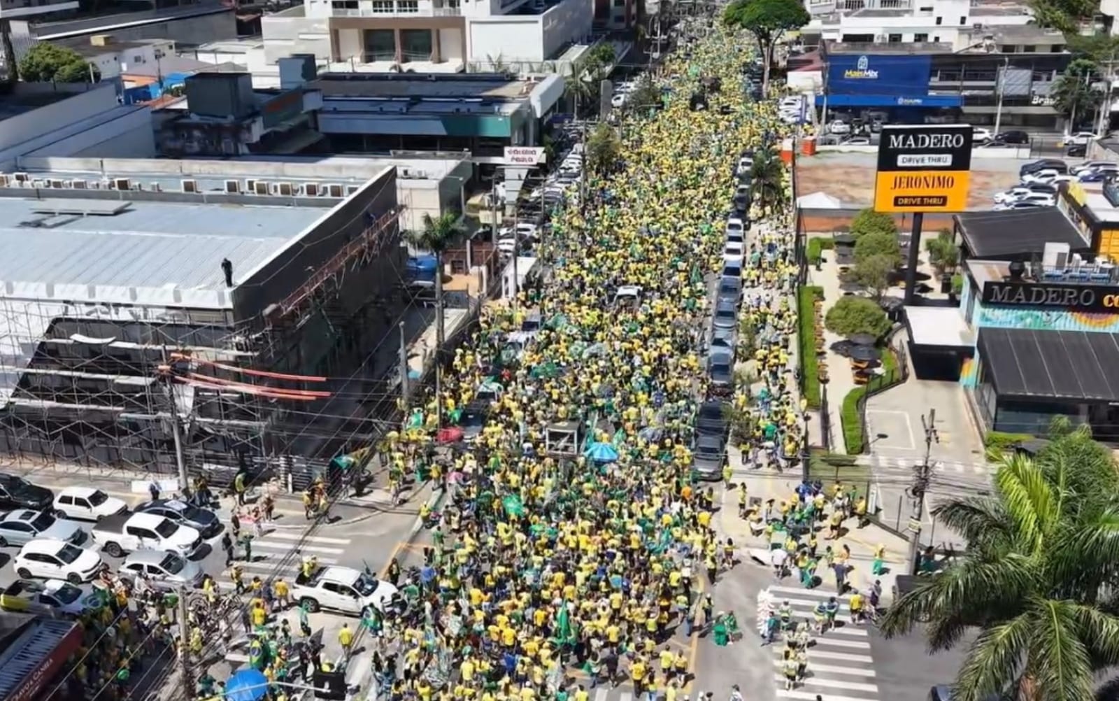 Apoiadores de Flávio Bolsonaro fazem ato em Goiânia na véspera da eleição