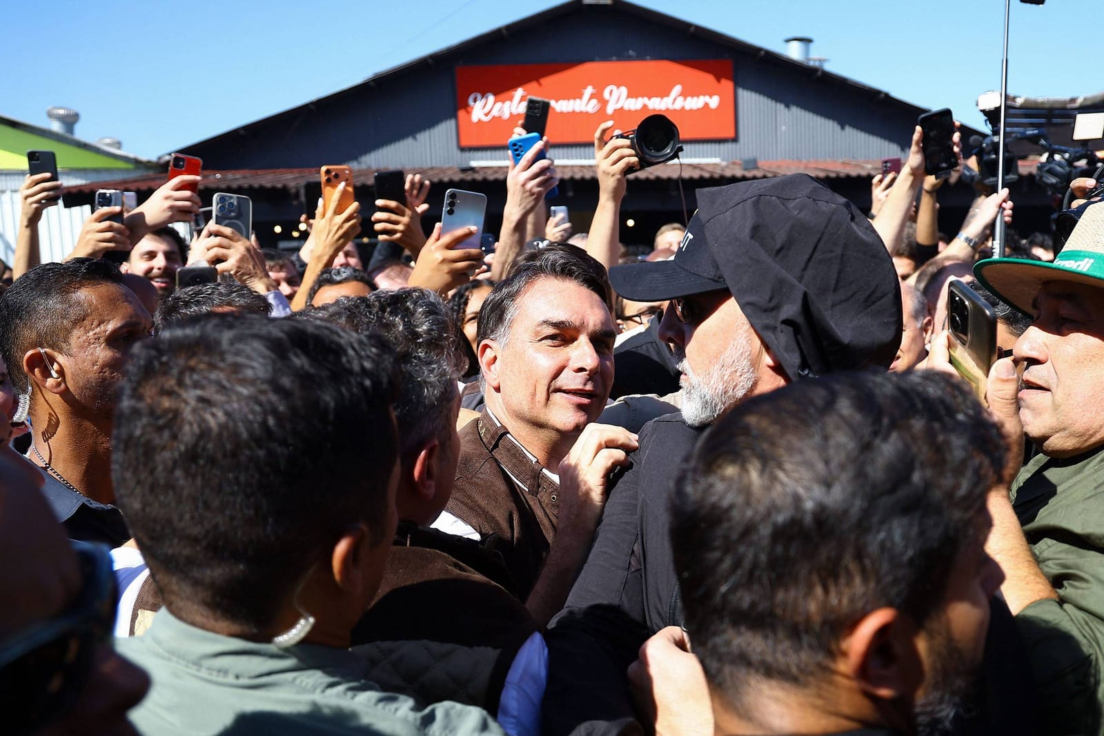 Flávio Bolsonaro chama encontro de Mendonça com Vorcaro de cortina de fumaça e diz que Moraes é 'laranja podre'