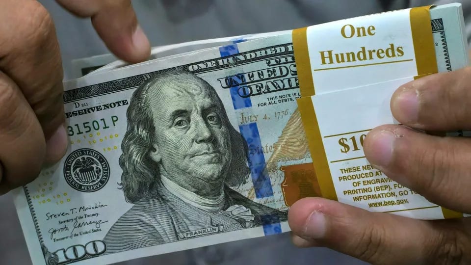 Bolsa e dólar sobem com disparada do petróleo e cenário eleitoral no radar